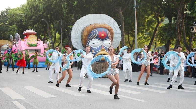  Các nghệ sỹ quốc tế trong trang phục rực rỡ và âm nhạc rộn ràng biểu diễn và diễu hành trên phố đi bộ Hồ Gươm.(Ảnh: Thanh Tùng/TTXVN)(Ảnh: Thanh Tùng/TTXVN)