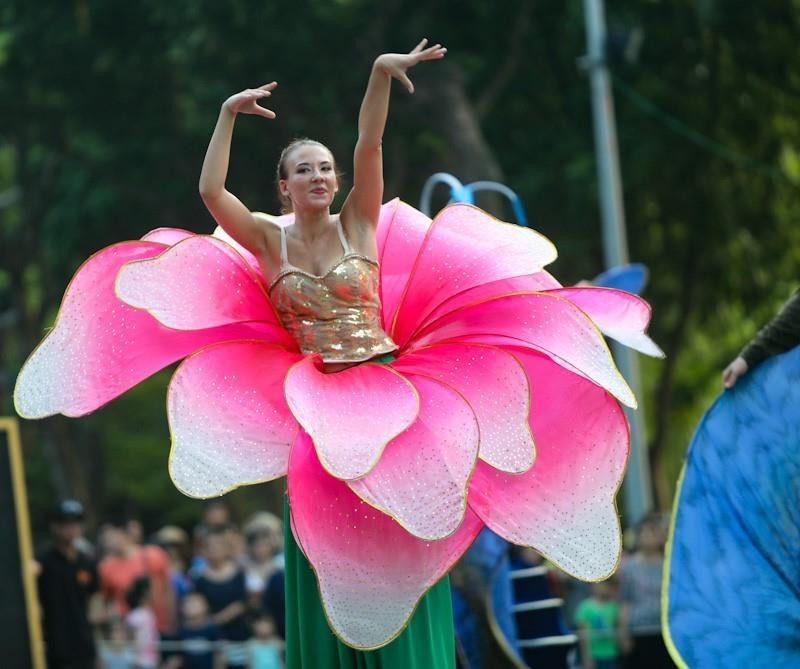 Nghệ sỹ quốc tế biểu diễn trong Carnival đường phố chiều 6/10/2019. (Ảnh: Thanh Tùng/TTXVN)