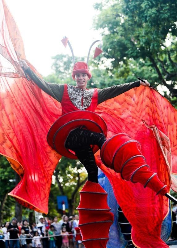 Nghệ sỹ quốc tế biểu diễn trong Carnival đường phố chiều 6/10/2019. (Ảnh: Thanh Tùng/TTXVN)