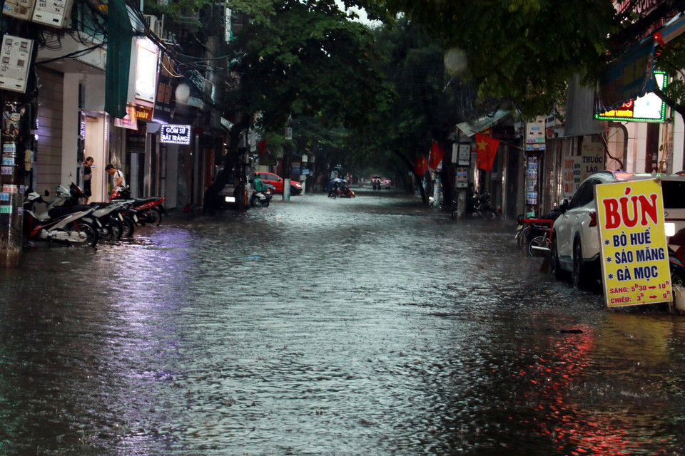 Phố thành "sông," giao thông thành phố Nam Định gần như tê liệt. (Ảnh: Văn Đạt/TTXVN)