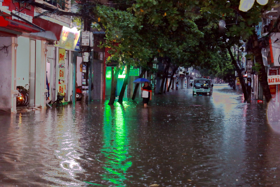 Phố thành "sông," giao thông thành phố Nam Định gần như tê liệt. (Ảnh: Văn Đạt/TTXVN)