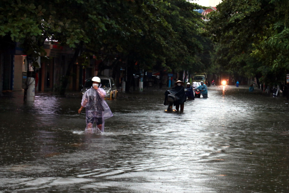 Phố thành "sông," giao thông thành phố Nam Định gần như tê liệt. (Ảnh: Văn Đạt/TTXVN)