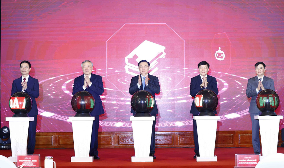 Hình ảnh Chủ tịch Quốc hội Vương Đình Huệ với các đại biểu thực hiện nghi thức khánh thành. (Ảnh: Doãn Tấn/TTXVN)