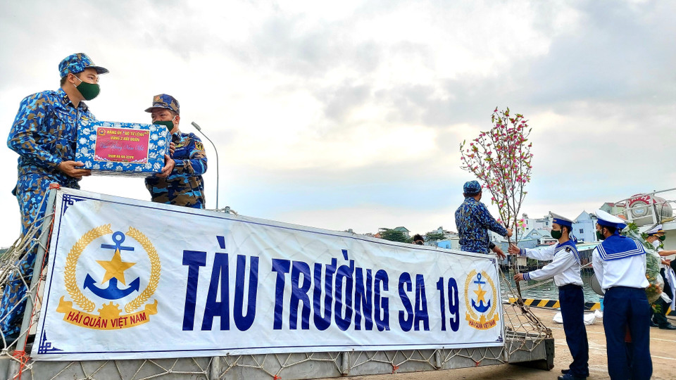 Những thùng quà, cành đào được chiến sỹ cẩn thận đưa lên tàu Trường Sa 19. (Ảnh: Thu Hiền/TTXVN)