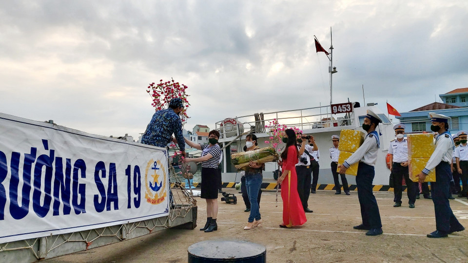 Chuyển quà Tết lên tàu Trường Sa 19. (Ảnh: Thu Hiền/TTXVN)