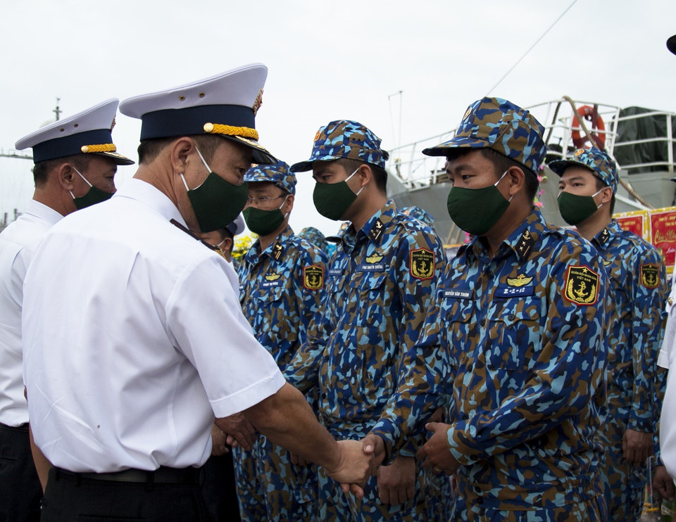 Đại tá Nguyễn Anh Tuấn, Tư lệnh Vùng 2 Hải quân động viên cán bộ, chiến sỹ trước khi lên đường làm nhiệm vụ. (Ảnh: Hồng Đạt/TTXVN)