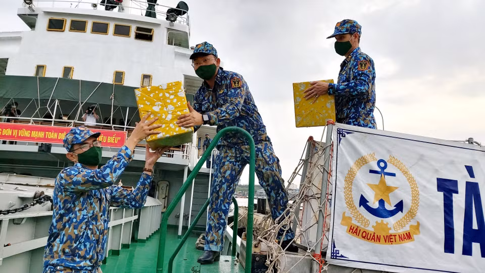 Các chiến sỹ chuyển hàng hóa, quà Tết lên tàu Trường Sa 19 để vận chuyển đến các nhà giàn DK1. (Ảnh: Thu Hiền/TTXVN)