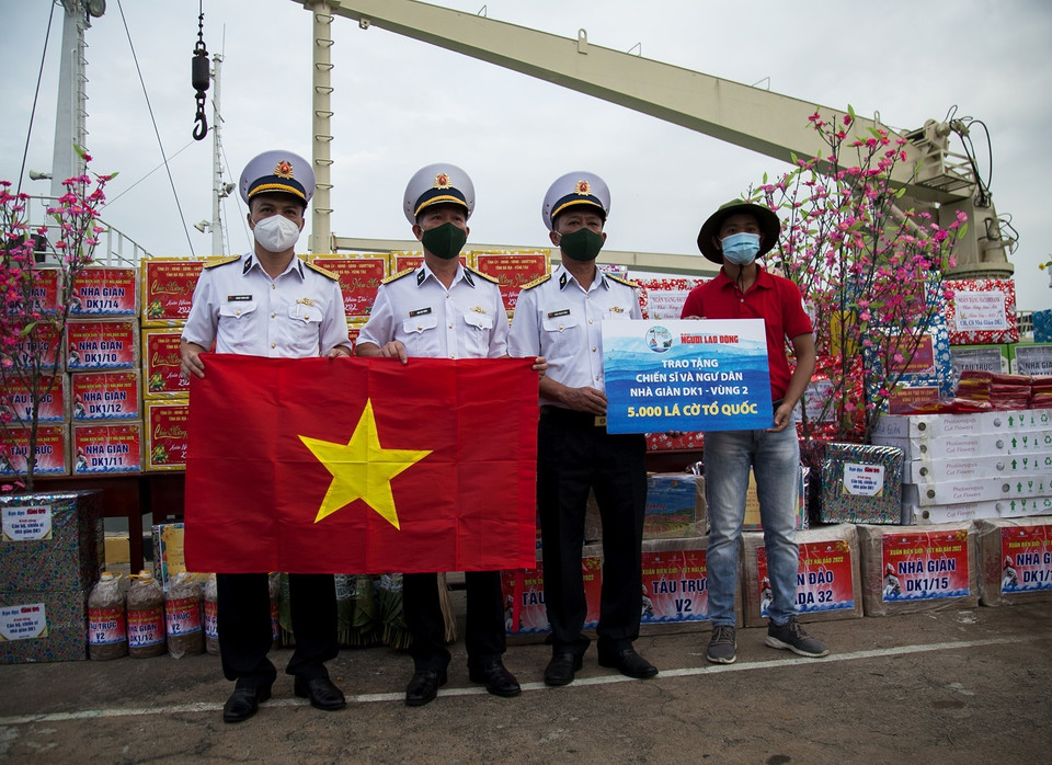 Bộ Tư lệnh Vùng 2 Hải quân nhận 5.000 lá cờ Tổ quốc do Báo Người Lao Động trao tặng chiến sỹ và ngư dân tại nhà giàn DK1. (Ảnh: Hồng Đạt/TTXVN)