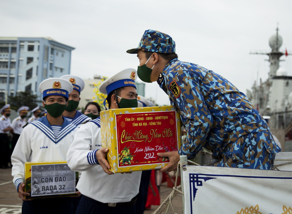 Chuyển quà Tết lên tàu để đưa tới các nhà giàn DK1. (Ảnh: Hồng Đạt/TTXVN)