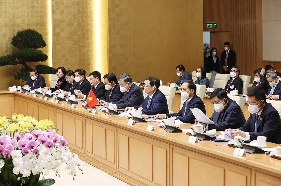 Thủ tướng Phạm Minh Chính và đoàn Việt Nam tại cuộc hội đàm với Thủ tướng Lào Phankham Viphavanh và đoàn đại biểu Lào. (Ảnh: Dương Giang/TTXVN)