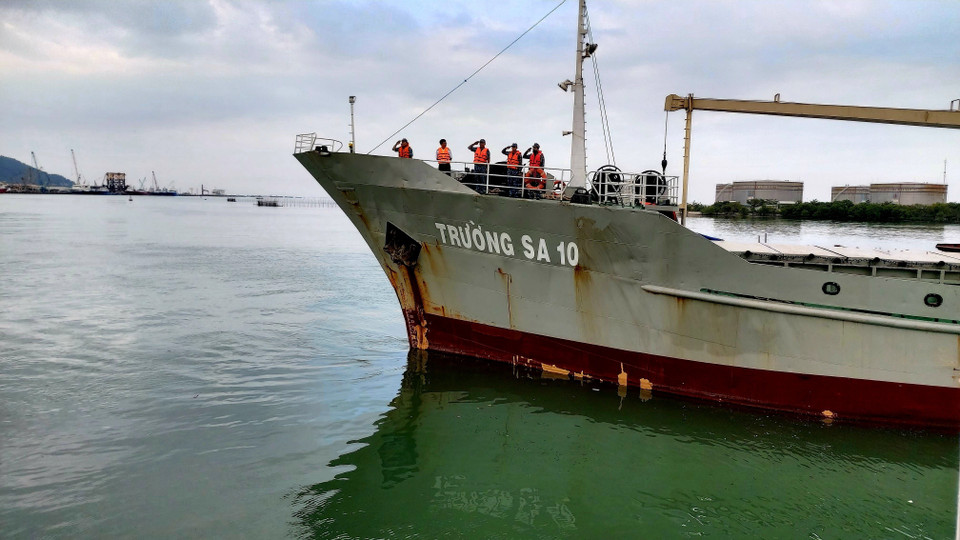 Tàu Trường Sa 10 rời Quân cảng Lữ đoàn 171 đưa đoàn công tác số 1 Bộ Tư lệnh Vùng 2 Hải quân đi thăm, chúc Tết tại các nhà giàn DK1. (Ảnh: Thu Hiền/TTXVN)