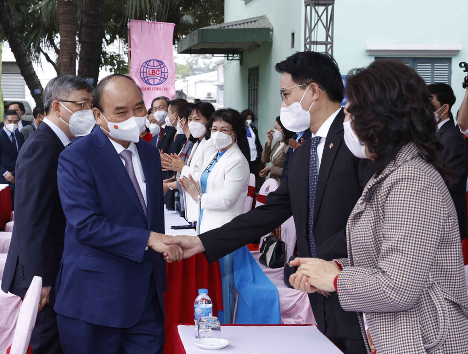 Chủ tịch nước Nguyễn Xuân Phúc đến dự lễ phát động thi đua năm 2022 của Tập đoàn Dệt may Việt Nam. (Ảnh: Thống Nhất/TTXVN)