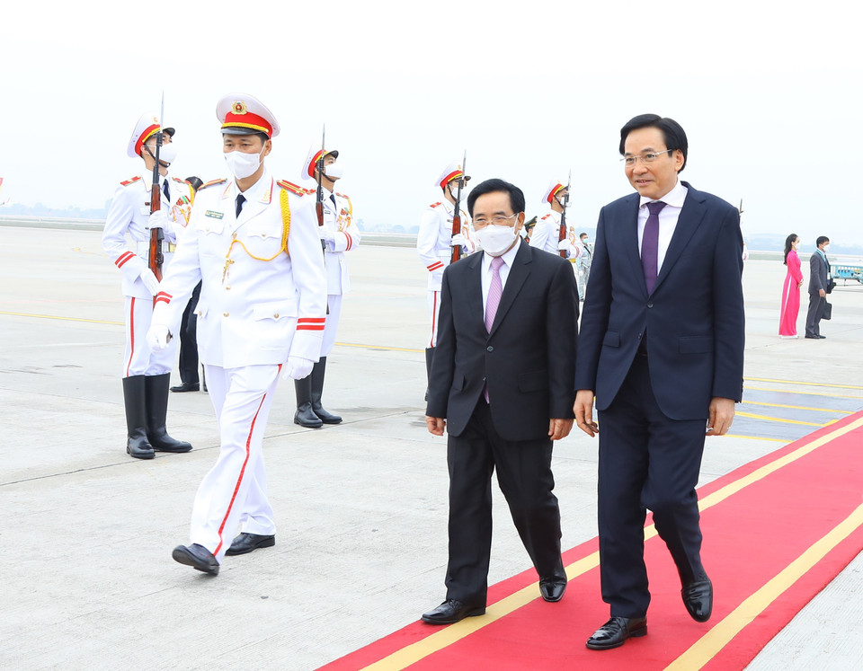 Hình ảnh Bộ trưởng, Chủ nhiệm Văn phòng Chính phủ Trần Văn Sơn (bên phải) đón Thủ tướng Lào Phankham Viphavanh tại sân bay quốc tế Nội Bài. (Ảnh: Văn Điệp/TTXVN)