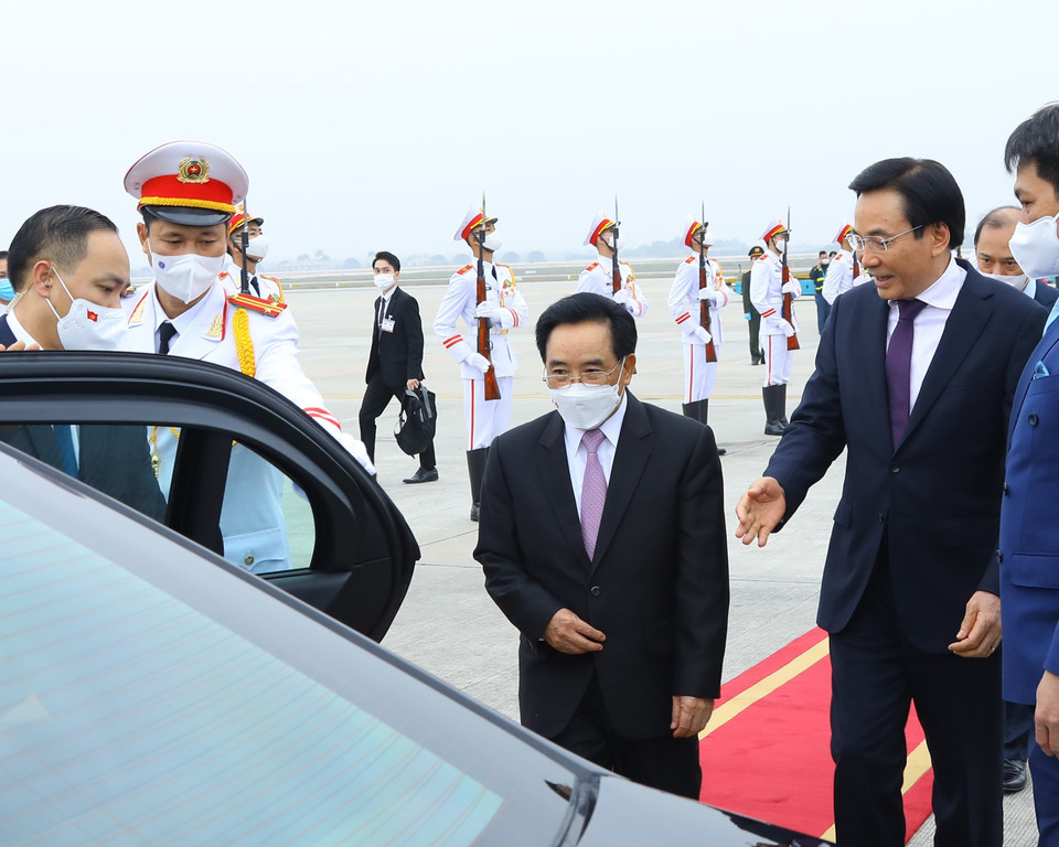 Lễ đón Thủ tướng Lào Phankham Viphavanh tại sân bay quốc tế Nội Bài, Hà Nội. (Ảnh: Văn Điệp/TTXVN)