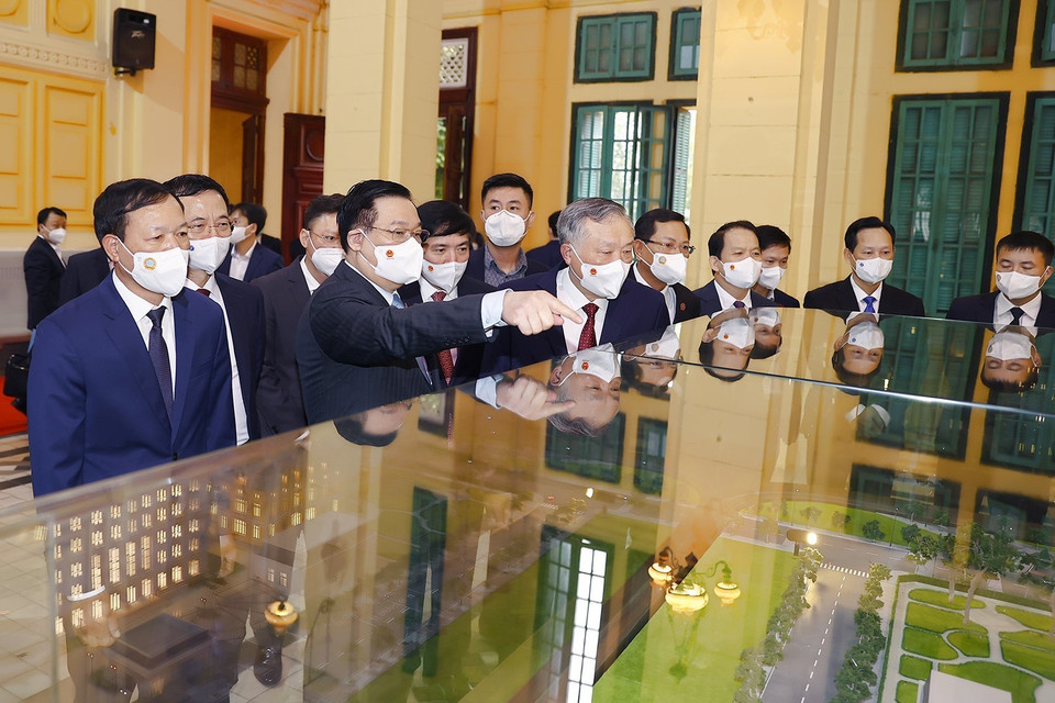 Chủ tịch Quốc hội Vương Đình Huệ tham quan mô hình Tòa án Nhân dân tối cao. (Ảnh: Doãn Tấn/TTXVN)