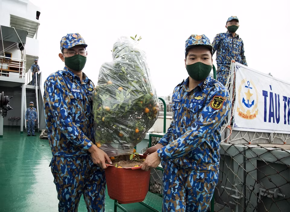 Các chiến sỹ chuyển những cây quất lên tàu để đưa tới các nhà giàn DK1. (Ảnh: Hồng Đạt/TTXVN)