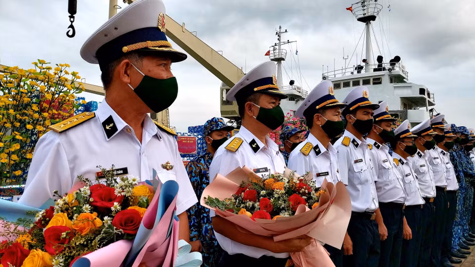 Thành viên đoàn công tác Bộ Tư lệnh Vùng 2 Hải quân chuẩn bị lên đường tra thăm, chúc Tết Nhâm Dần 2022 tại các nhà giàn DK1. (Ảnh: Thu Hiền/TTXVN)