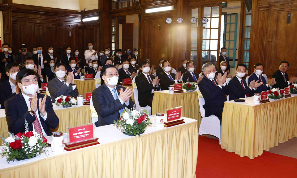 Chủ tịch Quốc hội Vương Đình Huệ và các đại biểu dự lễ khánh thành. (Ảnh: Doãn Tấn/TTXVN)