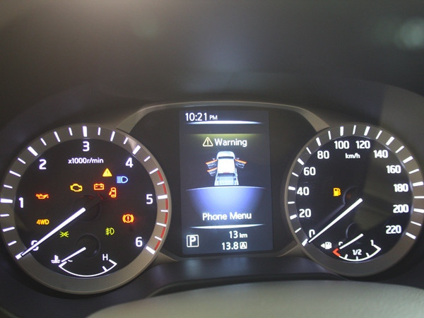 Cụm đồng hồ thông tin với màn hình hiệu ứng 3D được thiết kế đẹp mắt. (Ảnh: Việt Hùng/Vietnam+)