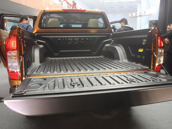 NP300 có cấu trúc thùng xe cứng vững, với sức chứa hàng đầu khiến việc bốc, dỡ hành lý trở nên dễ dàng và an toàn. (Ảnh: Việt Hùng/Vietnam+)