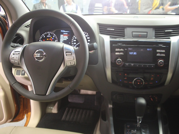 Không gian nội thất của Nissan NP300 Navara 2015 được trau chuốt kỹ lưỡng. (Ảnh: Việt Hùng/Vietnam+)