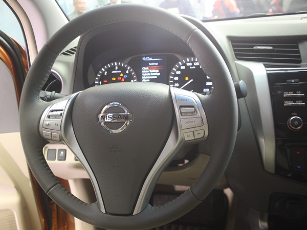 Vô lăng bọc da với phọng cách thể thao được trang bị một loạt các nút điều khiển. (Ảnh: Việt Hùng/Vietnam+)