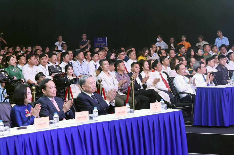 Chủ tịch nước Tô Lâm và các đại biểu dự Lễ trao Giải Báo chí Quốc gia lần thứ XVIII năm 2023. (Ảnh: Nhan Sáng/TTXVN)