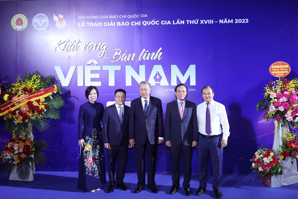Chủ tịch nước Tô Lâm và các đại biểu tại Lễ trao Giải Báo chí Quốc gia lần thứ XVIII năm 2023. (Ảnh: Nhan Sáng/TTXVN)