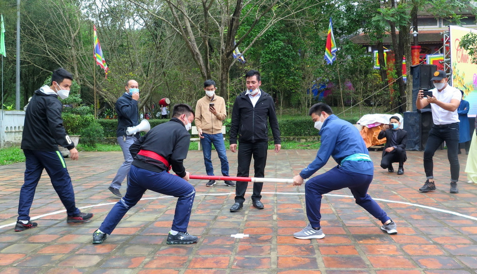  Thi đấu đẩy gậy trong khuôn khổ lễ hội. (Ảnh: Tường Vi/TTXVN)