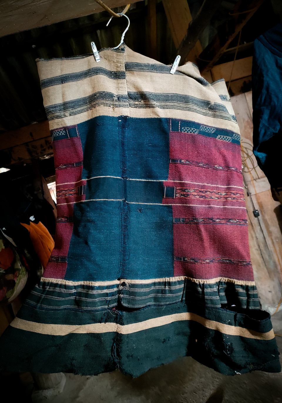 Là một dân tộc rất ít người, trải qua biết bao biến thiên lịch sử, người Cờ Lao đỏ vẫn còn giữ được nhiều nét riêng truyền thống từ đời này truyền sang đời khác. Trong ảnh: Bộ váy áo cổ tương truyền đã được lưu giữ, bảo tồn qua 16 đời người. (Ảnh: Nam Thái/TTXVN)