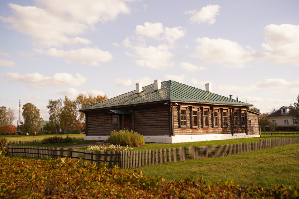 Trường phổ thông Zemskaya, nơi cả nhà thơ Yesenin và bố ông từng học. (Ảnh: Duy Trinh/TTXVN)