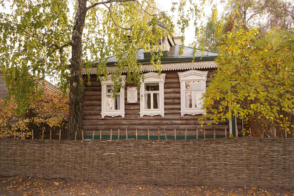 Ngôi nhà của bố mẹ Yesenin, nơi ông sinh ra và lớn lên thời thơ ấu, dưới tán bạch dương. (Ảnh: Duy Trinh/TTXVN)