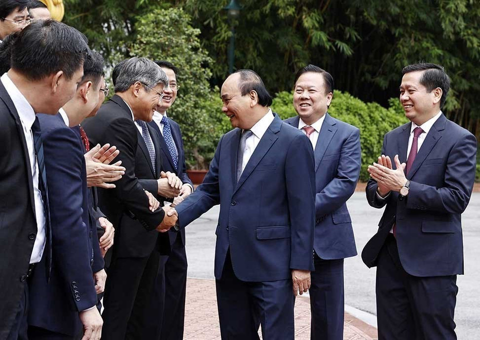 Sáng 10/10, tại Phủ Chủ tịch, Chủ tịch nước Nguyễn Xuân Phúc thay mặt lãnh đạo Đảng, Nhà nước gặp mặt các lãnh đạo, quản lý doanh nghiệp và ngân hàng tiêu biểu thuộc Đảng bộ Khối Doanh nghiệp Trung ương có thành tích trong kinh doanh và công tác xây dựng Đảng. (Ảnh: Thống Nhất/TTXVN)