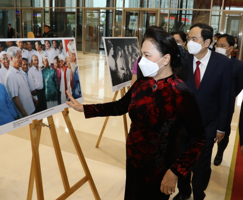Chủ tịch Quốc hội Nguyễn Thị Kim Ngân tham quan triển lãm ảnh tại đại hội. (Nguồn: TTXVN)