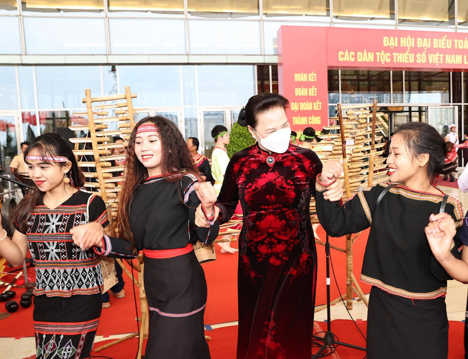 Chủ tịch Quốc hội Nguyễn Thị Kim Ngân giao lưu cùng các nghệ sỹ, diễn viên tại đại hội. (Nguồn: TTXVN)