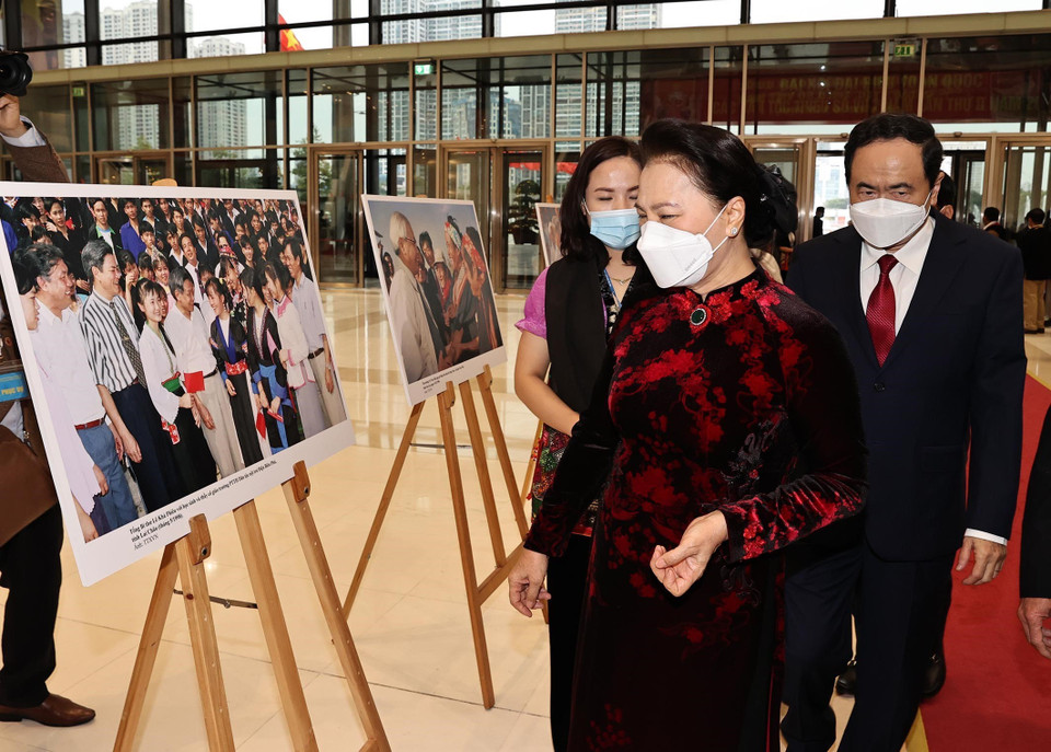 Chủ tịch Quốc hội Nguyễn Thị Kim Ngân tham quan triển lãm ảnh tại đại hội. (Nguồn: TTXVN)