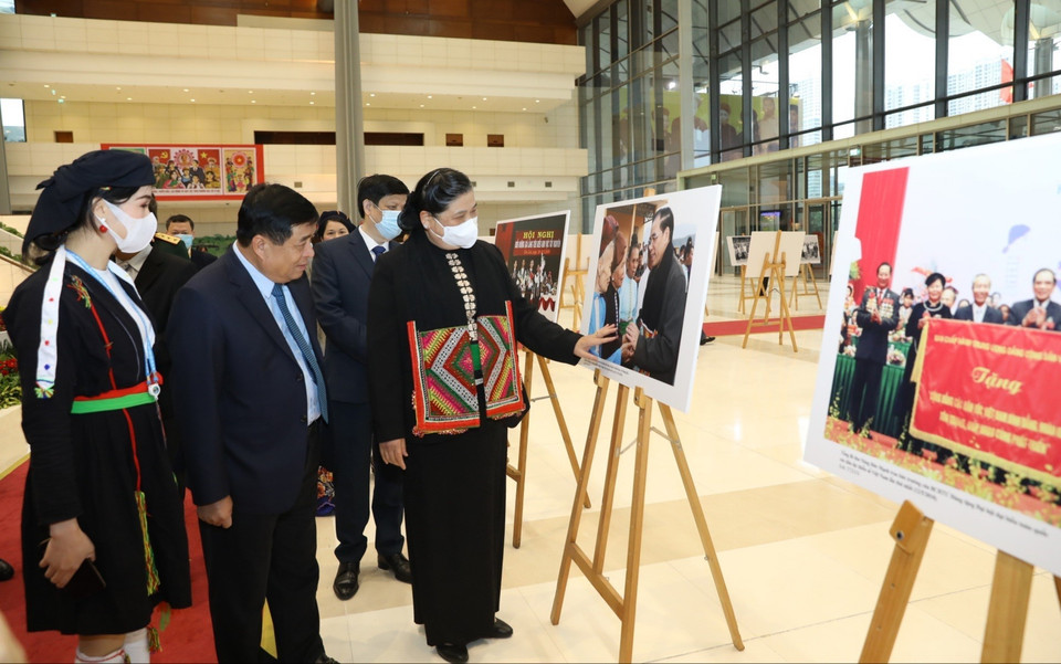 Phó Chủ tịch Thường trực Quốc hội Tòng Thị Phóng tham quan trưng bày triển lãm ảnh tại Đại hội. (Ảnh: Văn Điệp/TTXVN)