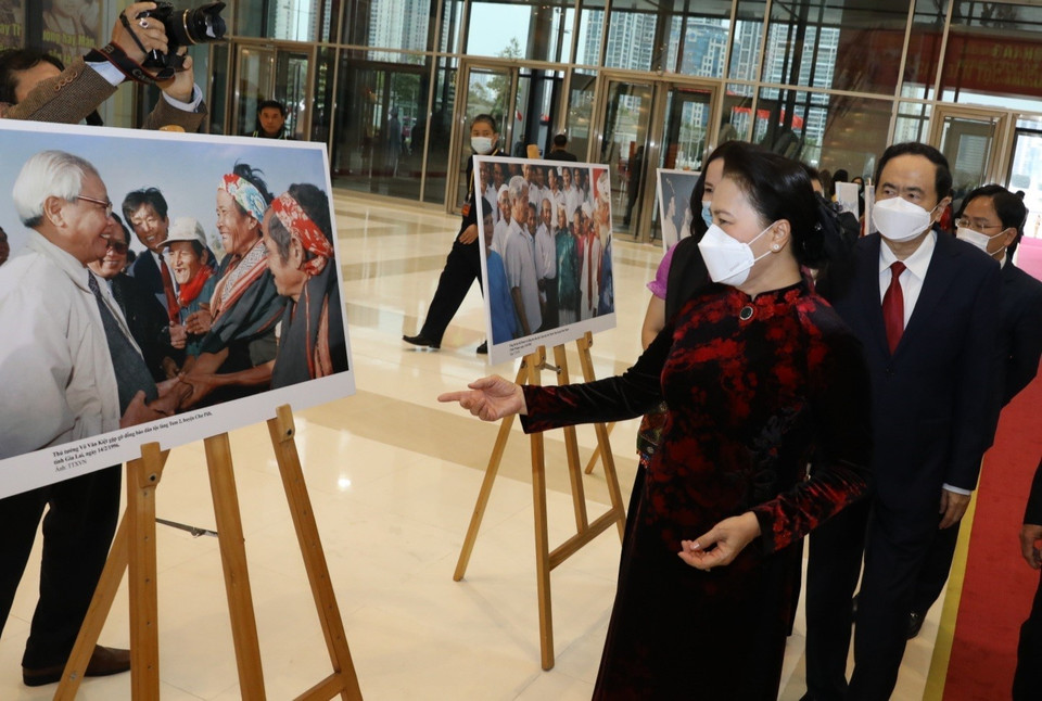 Chủ tịch Quốc hội Nguyễn Thị Kim Ngân tham quan triển lãm ảnh tại đại hội. (Nguồn: TTXVN)