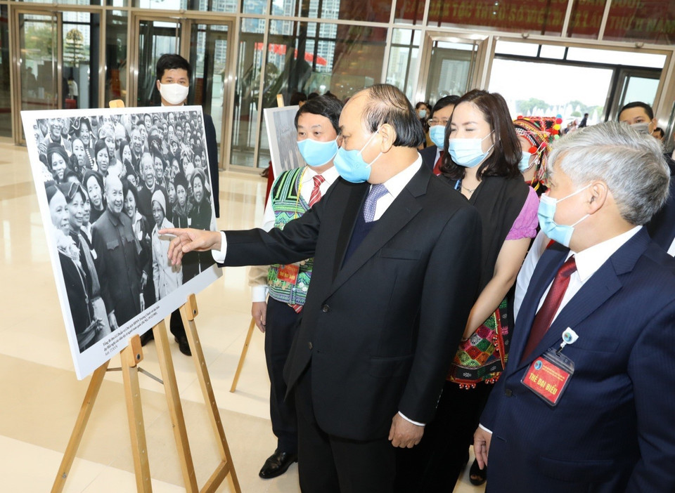 Thủ tướng Nguyễn Xuân Phúc tham quan triển lãm ảnh tại đại hội. (Ảnh: Văn Điệp/TTXVN)