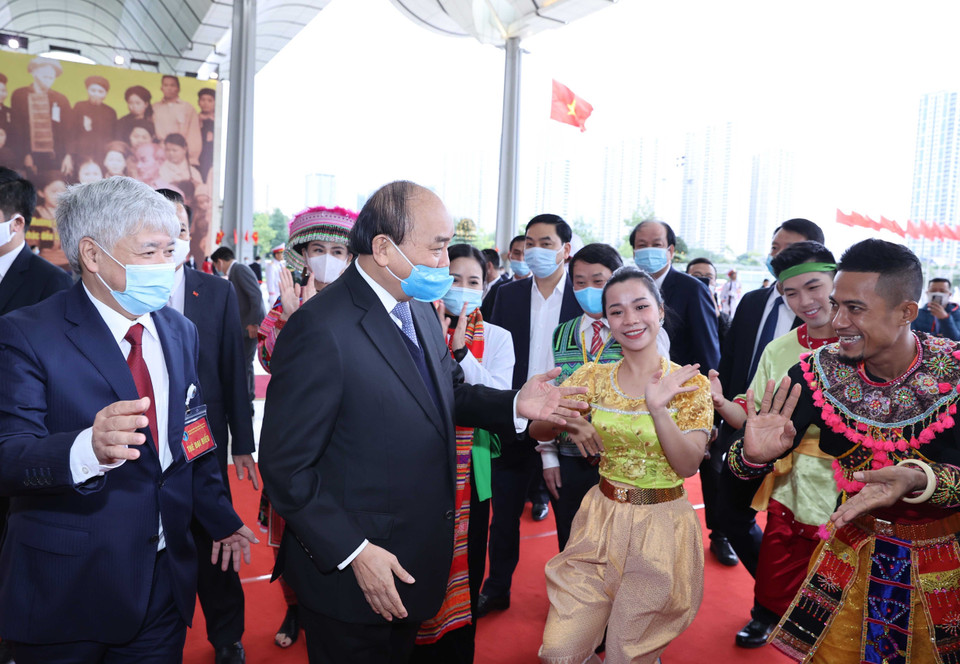 Thủ tướng Nguyễn Xuân Phúc và Bộ trưởng, Chủ nhiệm Ủy ban Dân tộc Đỗ Văn Chiến gặp gỡ, giao lưu với các nghệ sỹ dân tộc thiểu số. (Ảnh: Thống Nhất/TTXVN)