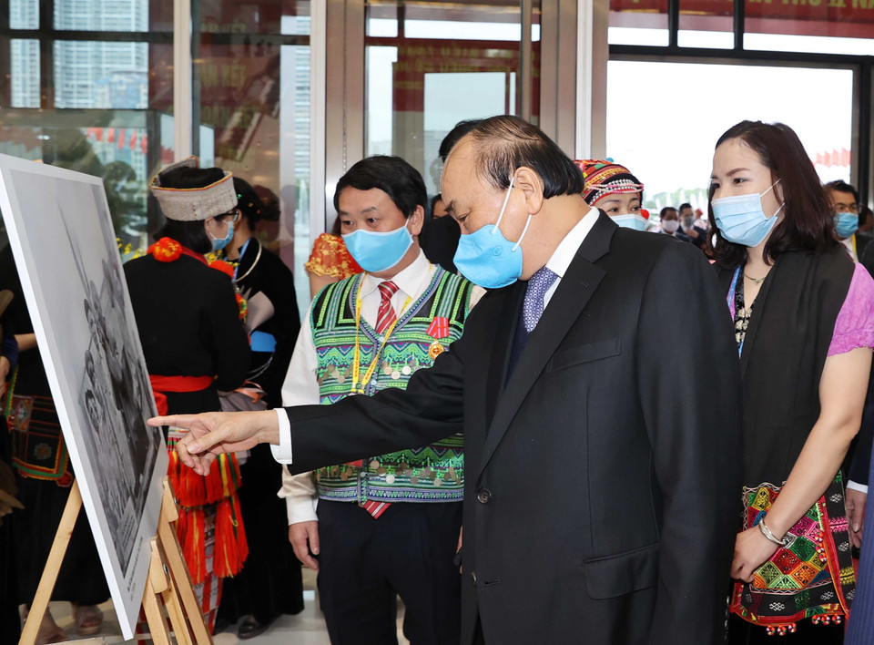 Thủ tướng Nguyễn Xuân Phúc và các đại biểu tham quan triển lãm ảnh. (Ảnh: Thống Nhất/TTXVN)