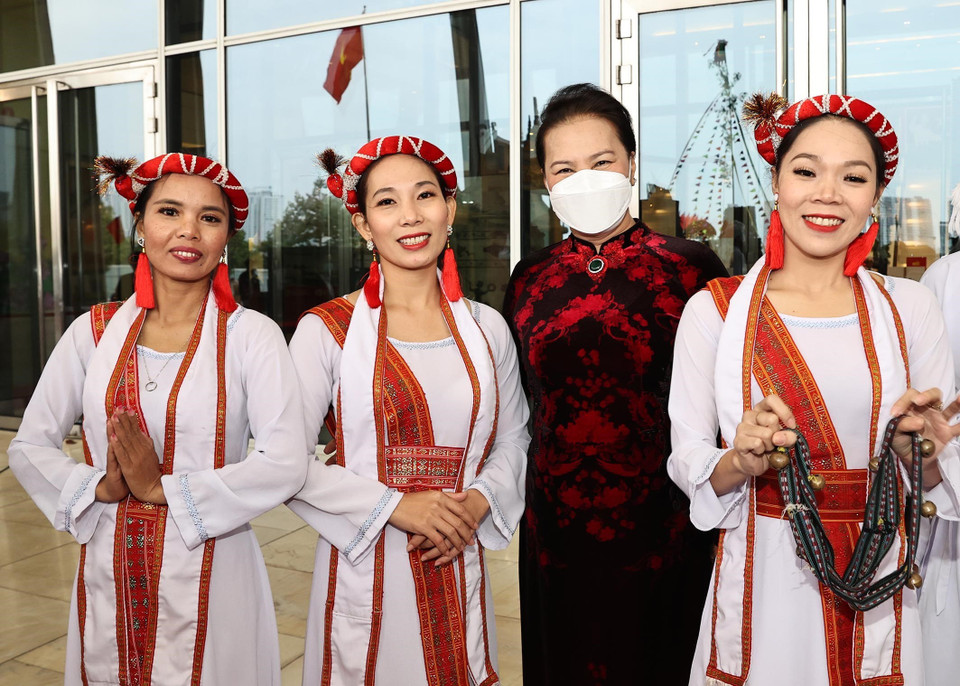 Chủ tịch Quốc hội Nguyễn Thị Kim Ngân giao lưu cùng các nghệ sỹ, diễn viên tại đại hội. (Nguồn: TTXVN)