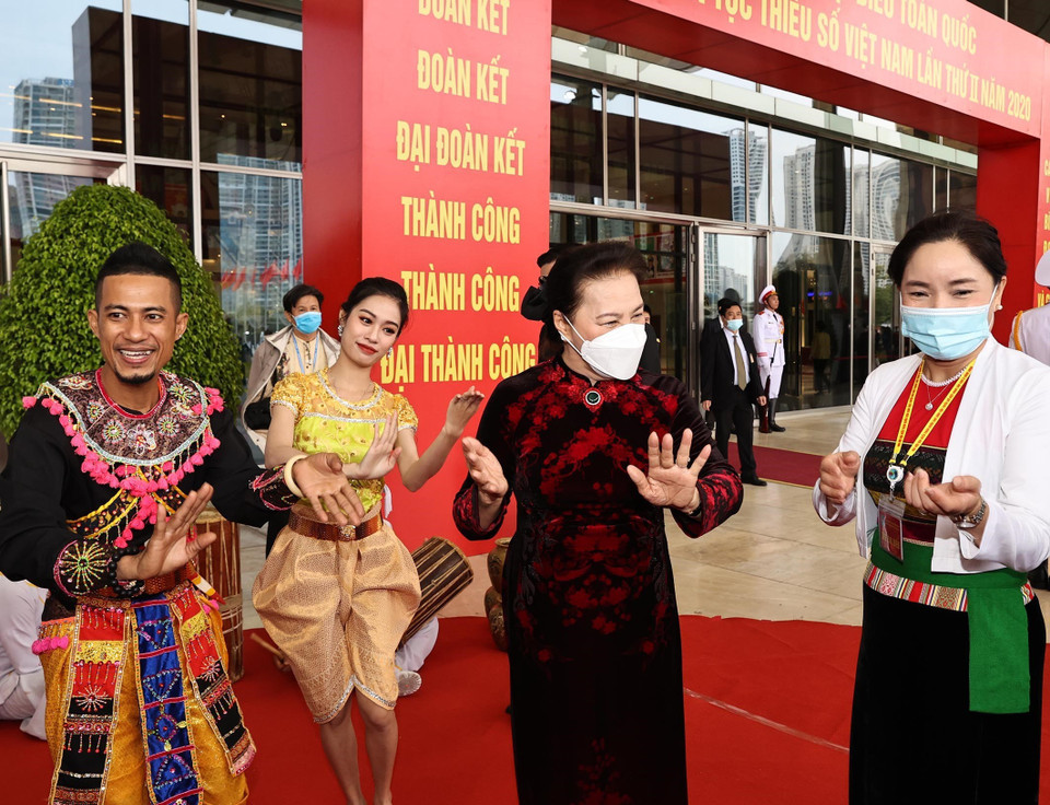 Chủ tịch Quốc hội Nguyễn Thị Kim Ngân giao lưu cùng các nghệ sỹ, diễn viên tại đại hội. (Nguồn: TTXVN)