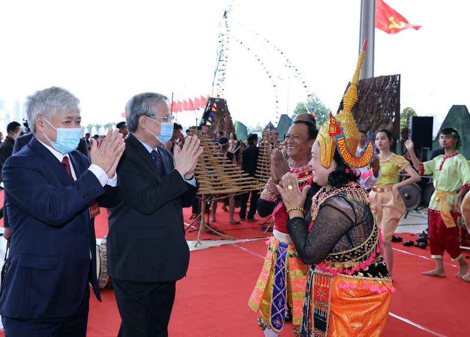 Thường trực Ban Bí thư Trần Quốc Vượng với đồng bào các dân tộc thiểu số. (Ảnh: Thống Nhất/TTXVN)