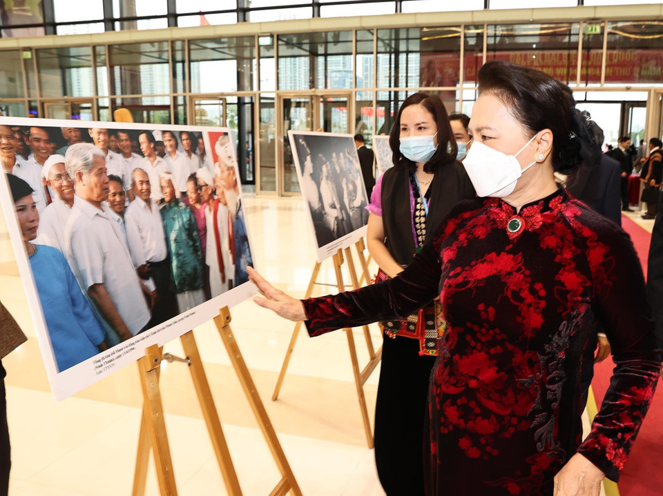 Chủ tịch Quốc hội Nguyễn Thị Kim Ngân tham quan triển lãm ảnh tại đại hội. (Nguồn: TTXVN)