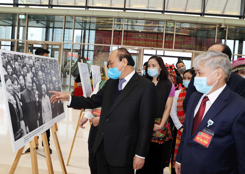 Thủ tướng Nguyễn Xuân Phúc và các đại biểu tham quan triển lãm ảnh. (Ảnh: Thống Nhất/TTXVN)