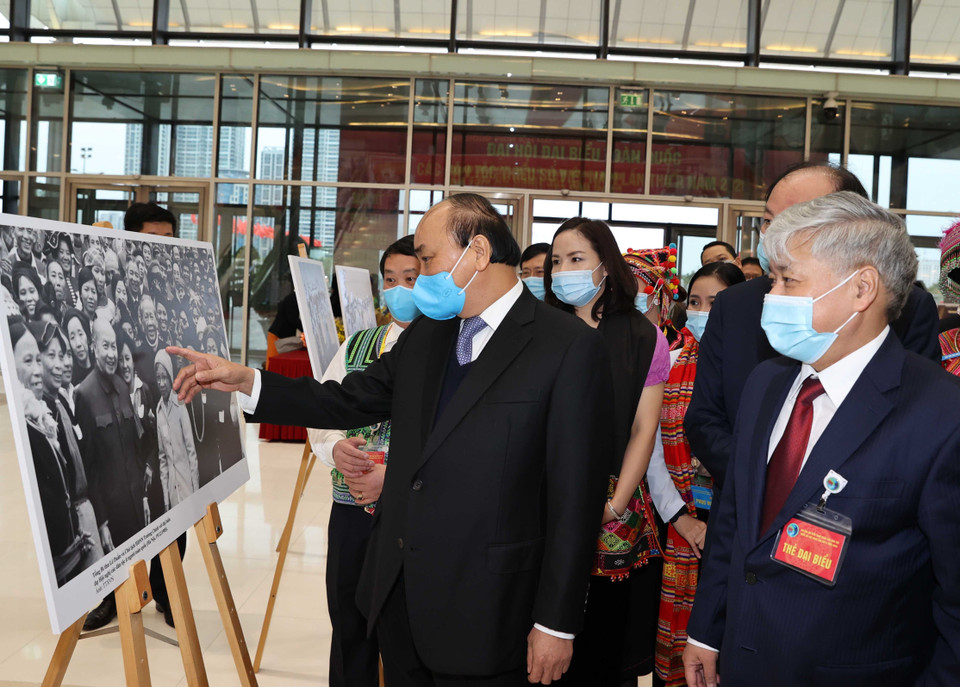 Thủ tướng Nguyễn Xuân Phúc và các đại biểu tham quan triển lãm ảnh. (Ảnh: Thống Nhất/TTXVN)