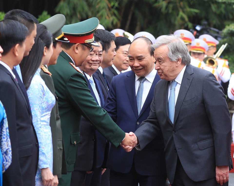 Tổng Thư ký Liên hợp quốc António Guterres giới thiệu các quan chức của Liên hợp quốc với Chủ tịch nước Nguyễn Xuân Phúc. (Ảnh: Lâm Khánh/TTXVN)