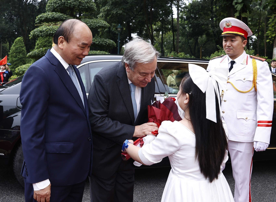 Thiếu nhi Hà Nội tặng qua Tổng Thư ký Liên hợp quốc António Guterres tại lễ đón. (Ảnh: Lâm Khánh/TTXVN)