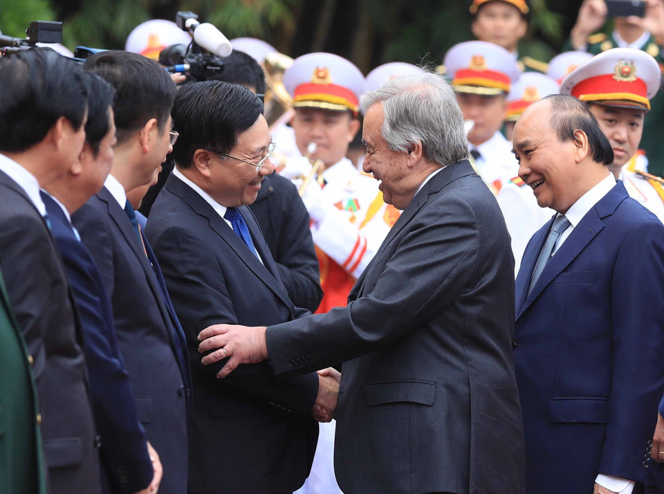 Tổng Thư ký Liên hợp quốc António Guterres với Phó Thủ tướng Thường trực Phạm Bình Minh tại lễ đón. (Ảnh: Lâm Khánh/TTXVN)